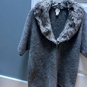 Chico’s adorable gray vest / cardigan with fur collar Sz 0